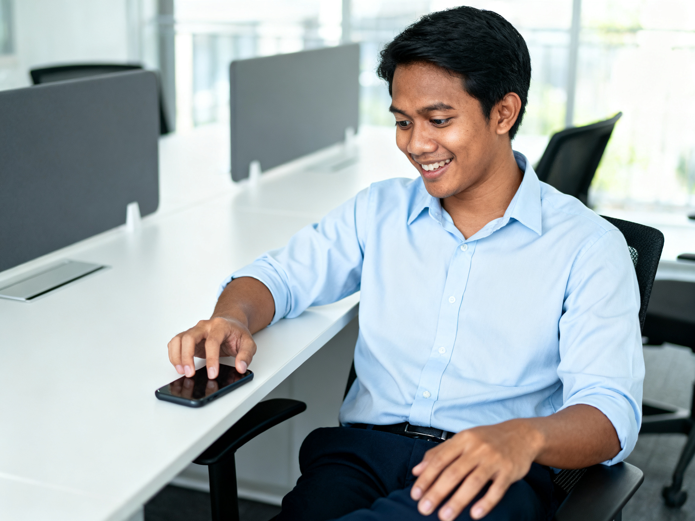 tren terbaru Android 2024 developer memeriksa smartphone dengan fokus pada fitur AI